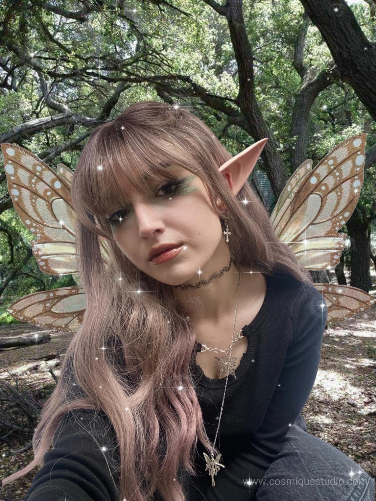 A woman with fairy grunge aesthetic hair, she is blonde and has earrings, a choker, and a silver necklace. 