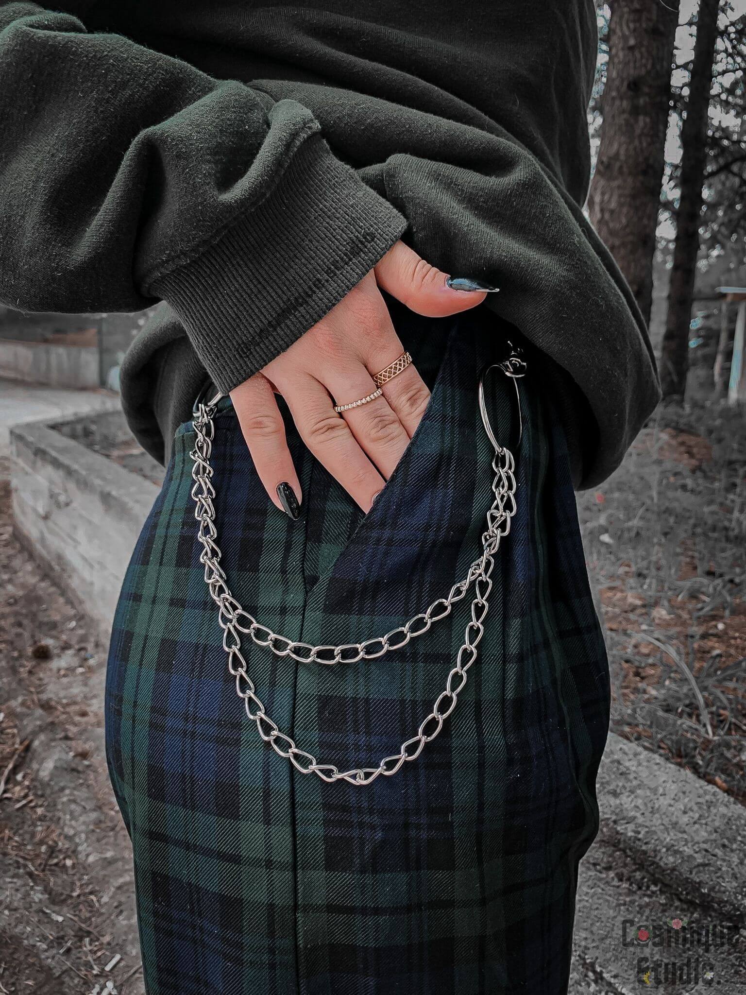 grunge chain belt combined with green grunge sweatshirt and baggy plaid pants